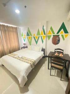 Rúm í herbergi á BOPEMPC Safari Hostel