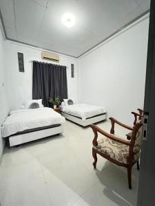 Säng eller sängar i ett rum på Lorent Hostel Near Padang Beach
