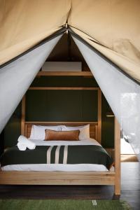 梅頓的住宿－Metung Hot Springs，帐篷内一间卧室,配有一张床