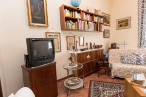 a living room with a tv and a couch at Patrian in Grottaferrata