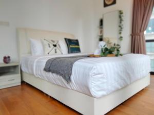 En eller flere senge i et værelse på Element Signature Suites 5pax 3Br Ampang KLCC