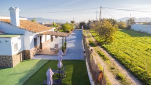 widok z lotu ptaka na dom z podwórkiem w obiekcie Cubo's Finca La Higuera w mieście Alhaurín de la Torre