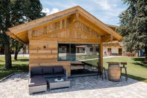 einem Holzpavillon mit einem Tisch und einem Fass in der Unterkunft Ferienparadies Taxen in Sankt Veit im Pongau