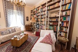 una sala de estar llena de estanterías llenas de libros en Patrian, en Grottaferrata