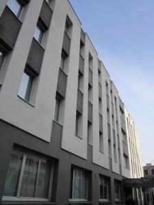 een hoog gebouw met ramen aan de zijkant bij Hôtel Anne De Bretagne in Rennes