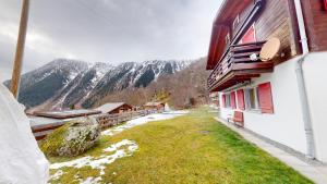 un edificio con vistas a la montaña en Melodie MD1, en Blatten bei Naters