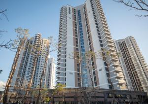 un groupe de grands bâtiments dans une ville dans l'établissement Y Collection by UH FLAT Osiria, à Busan