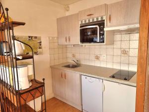a small kitchen with a sink and a microwave at Appartement Saint-Michel-de-Chaillol, 2 pièces, 6 personnes - FR-1-393-87 in Saint-Michel-de-Chaillol