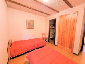 um quarto com duas camas e uma porta para uma casa de banho em Appartement Saint-Michel-de-Chaillol, 3 pièces, 7 personnes - FR-1-393-33 em Saint-Michel-de-Chaillol