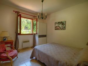 um quarto com uma cama, uma cadeira e uma janela em Maison Casaglione-Tiuccia, 4 pièces, 6 personnes - FR-1-61-510 em Casaglione