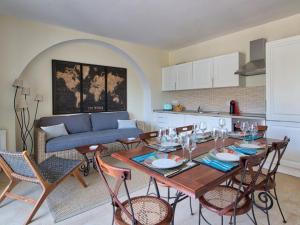 een woonkamer met een tafel met stoelen en een bank bij Appartement Ajaccio, 4 pièces, 6 personnes - FR-1-61-531 in Ajaccio