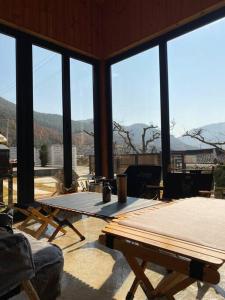 uma sala de estar com uma mesa e uma grande janela em Cheongdo ppoyane minbak em Cheongdo