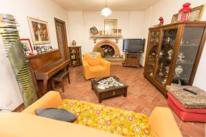 a living room with a couch and a piano at Patrian in Grottaferrata