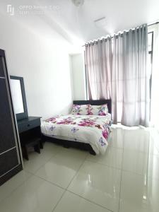 a bedroom with a bed and a window at Bonda Lilik Homestay in Klang