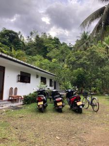 eine Gruppe von Motorrädern, die vor einem Haus geparkt sind in der Unterkunft Hostel Singha Lounge in Unawatuna
