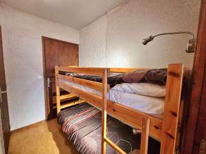 2 beliches num quarto com um candeeiro em Appartement Saint-Michel-de-Chaillol, 2 pièces, 6 personnes - FR-1-393-51 em Saint-Michel-de-Chaillol