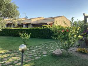 ein Haus mit einem Garten mit Steingang in der Unterkunft Agriturismo Is Solinas in Masainas