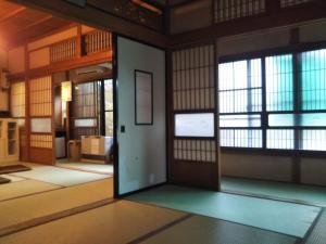 Tomareru sento taka no yu - Vacation STAY 00556v في تاكاياما: مدخل لغرفة بأبواب ونوافذ