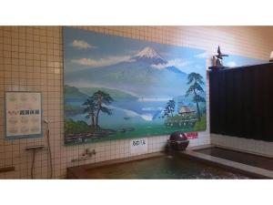 mural de una montaña en una pared del baño en Tomareru sento taka no yu - Vacation STAY 00556v, en Takayama