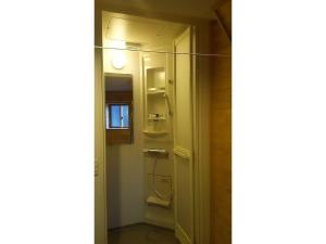 a small bathroom with a shower and a toilet at Tomareru sento taka no yu - Vacation STAY 00567v in Takayama