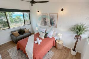 Postel nebo postele na pokoji v ubytování ZEN Nightcliff Foreshore 2-BR Cozy & Quiet Getaway + 17 fotografií