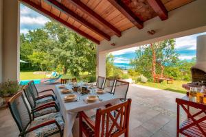 Restaurant o un lloc per menjar a Pool Villa Abbazia Seaview - Happy Rentals
