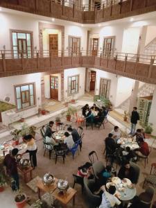 Rigmor haveli في جودبور: اطلالة علوية على مطعم يوجد به اشخاص جالسين على الطاولات