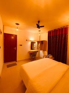 Postel nebo postele na pokoji v ubytování Rindali - The speedboat from Malé to the hotel departs at 1130 every Monday Thursday and Saturday and from the hotel to Malé at 0630 and five domestic flights are available every day
