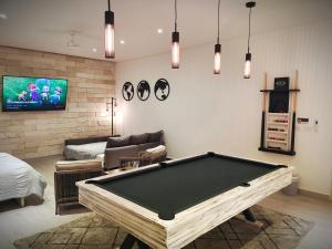 - un salon avec un billard et un canapé dans l'établissement 1st Luxury Warehouse, à Cancún