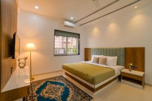 a bedroom with a bed and a window at Idyll Hills by VEO - Part of StayVista in Panchgani