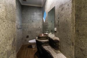 A bathroom at Huts Rock Ubud