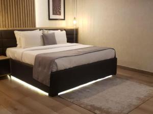 Een bed of bedden in een kamer bij BON Hotel Nest Ibadan