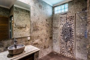 A bathroom at Huts Rock Ubud