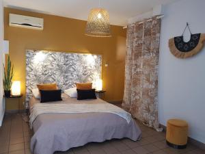 ein Schlafzimmer mit einem großen Bett in einem Zimmer in der Unterkunft Le Vacoa in La Saline-Les-Bains