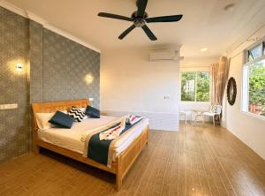 1 dormitorio con 1 cama y ventilador de techo en Aqua Sunset en Gulhi