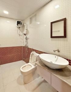 La salle de bains est pourvue de toilettes et d'un lavabo. dans l'établissement Aqua Sunset, à Gulhi