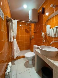 Et badeværelse på iO Hotel Bishkek