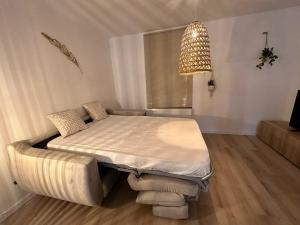 Una cama de hospital en una habitación con una lámpara de araña en Le bohème, 