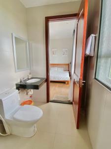 保祿的住宿－SEN VILLA Boutique，一间带卫生间、水槽和镜子的浴室