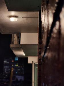un plafond dans un bâtiment éclairé dans l'établissement Ninety Guest House, à Ipoh