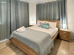 a bedroom with a large bed and a window at Magnetic Haven Unit 5 in Arcadia