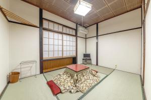 a room with a large window and a bed in it at Lodge Amenouo in Myoko