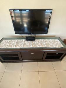 Elle comprend une télévision à écran plat installée au-dessus d'une table de télévision. dans l'établissement 39 Harbour View, à Durban
