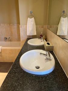 une salle de bain avec deux lavabos et une baignoire dans l'établissement 39 Harbour View, à Durban 28 autres photos