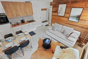 クランにあるAppartement en plein centre de Crans Montanaのソファとテーブルのあるリビングルーム +17枚の写真