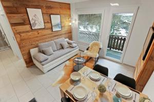 クランにあるAppartement en plein centre de Crans Montanaのソファとテーブルのあるリビングルーム