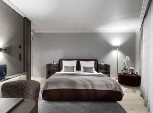 Rúm í herbergi á Hotel Weisses Roessl