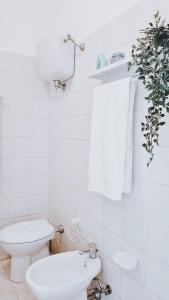 Kúpeľňa v ubytovaní Casa Marzy- Charming Tropea Studio with Pool, Sea & Volcano Views