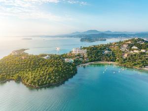 een luchtzicht op een klein eiland in het water bij Grecotel Eva Palace in Kommeno