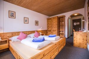 sypialnia z 2 łóżkami w pokoju w obiekcie Hotel Chalamandrin w mieście Ftan
